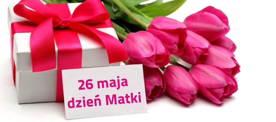 Prezent z czerwoną kokardą i czerwone tulipany na Dzień Matki